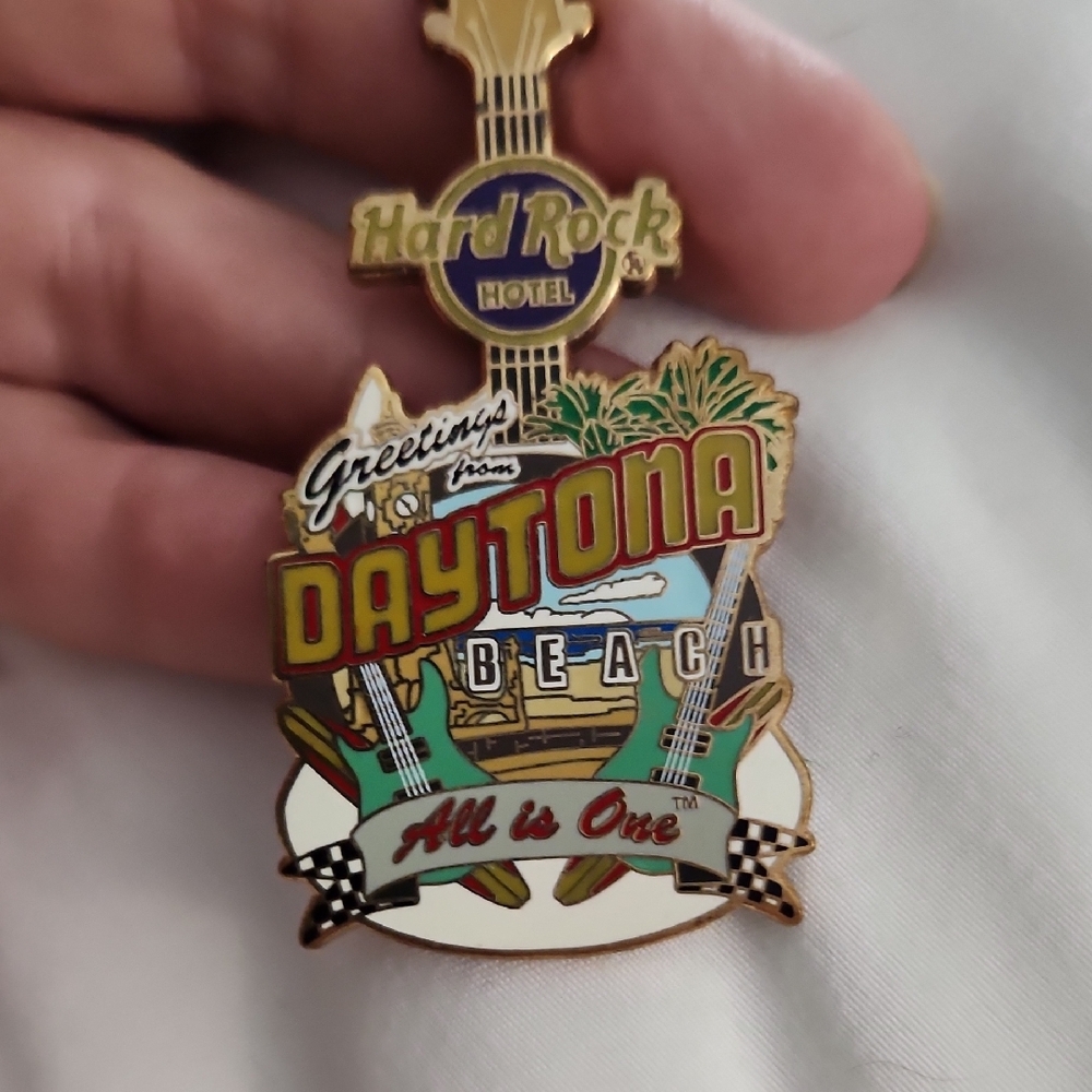 Hard Rock Cafe Daytona Beach Souvenir Keychain - Picture 3 of 5